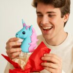 mladý rozbaľuje darček