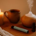 Večerný zmyslový oddych v pokojnom priestore s dekou, jemným svetlom a relaxačnými detailmi, ktoré podporujú vedomé vnímanie a osobný večerný rituál.