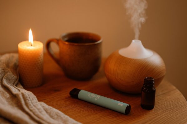 Večerný zmyslový oddych v pokojnom priestore s dekou, jemným svetlom a relaxačnými detailmi, ktoré podporujú vedomé vnímanie a osobný večerný rituál.